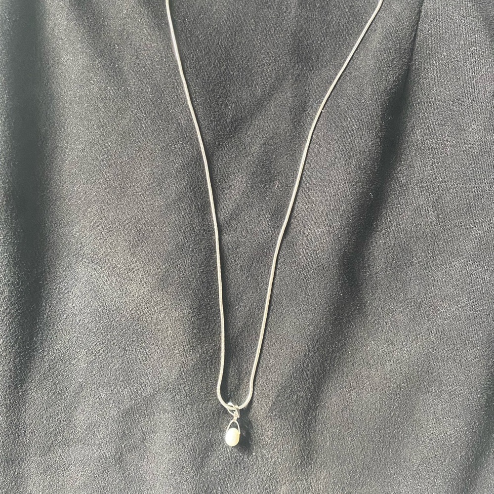 Elegant Pearl Necklace - Picture 4 of 6
